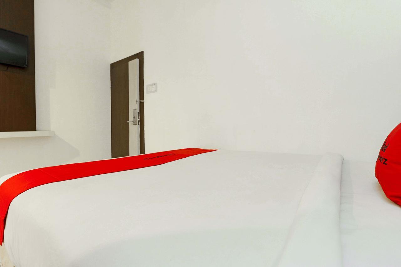 Reddoorz Plus Near Fort Rotterdam Makassar Exterior photo